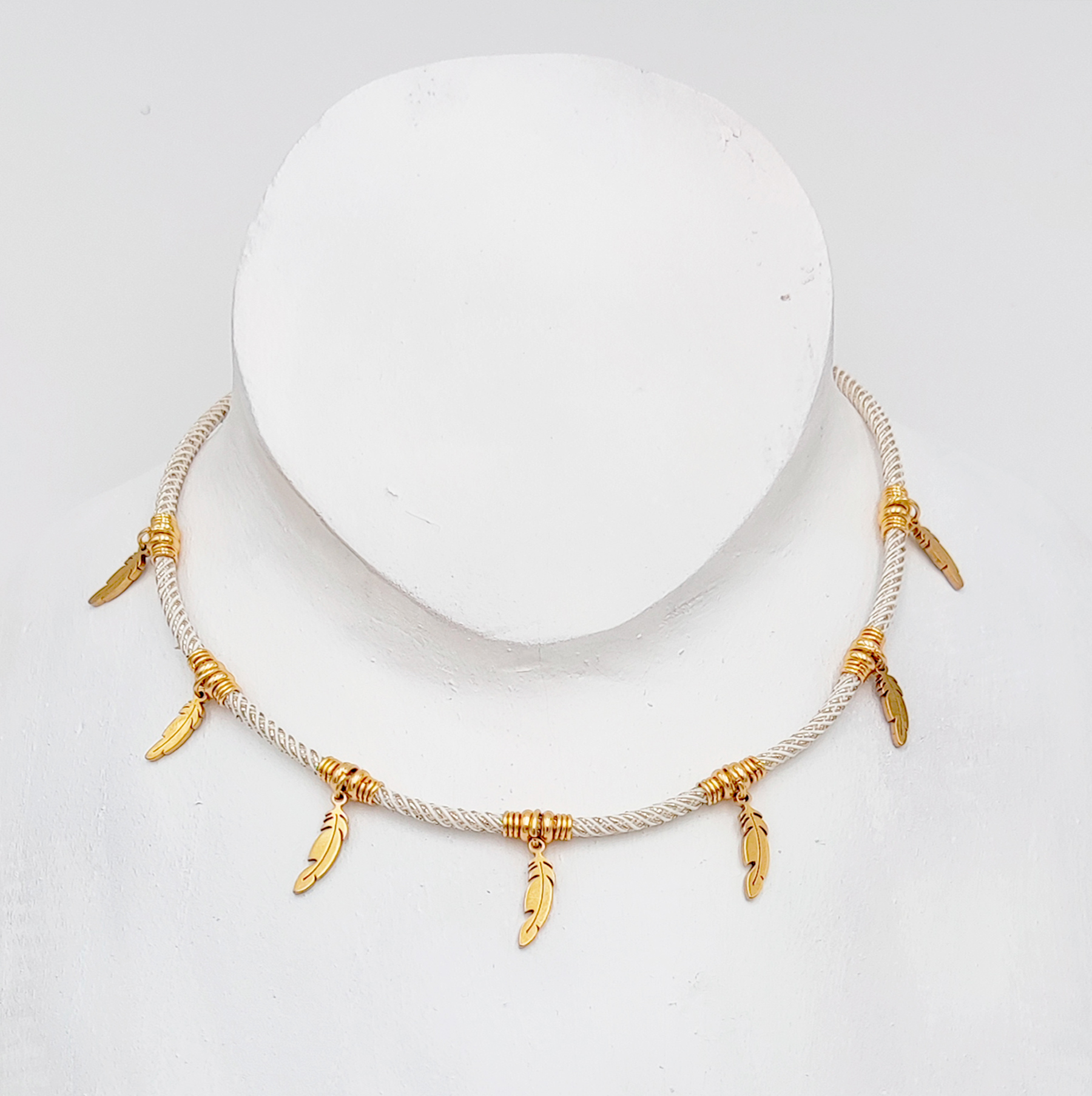 Mybiza Handmade – Cordón Pluma 3 en 1 Mujer Ibiza Milano Blanco/Dorado | Pulsera, Colgante y Tobillera | Joyería y Complementos