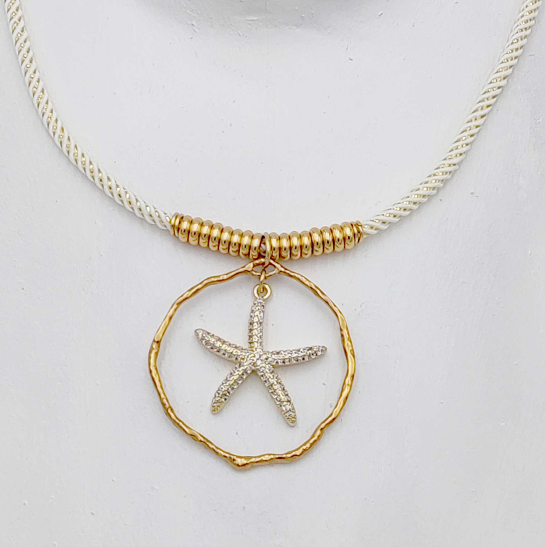 Mybiza Handmade– Collar ASTERINA Mujer Milano Dorado (Estrella en Aro) | Gargantilla Ajustable 40+10 cm | Diseño 100% Ibiza